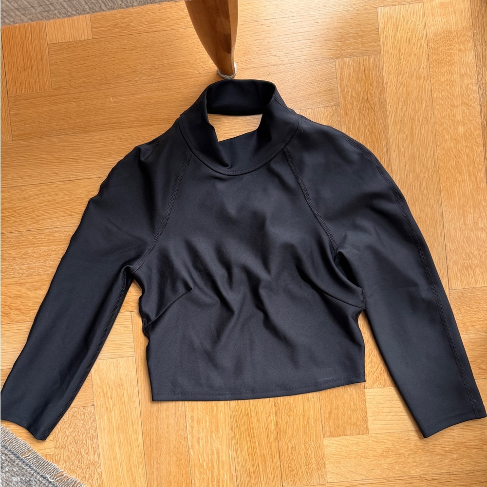 Alo yoga 3/4 sleeve top. Mesh, v-neck in the back, collar detail. Size XS